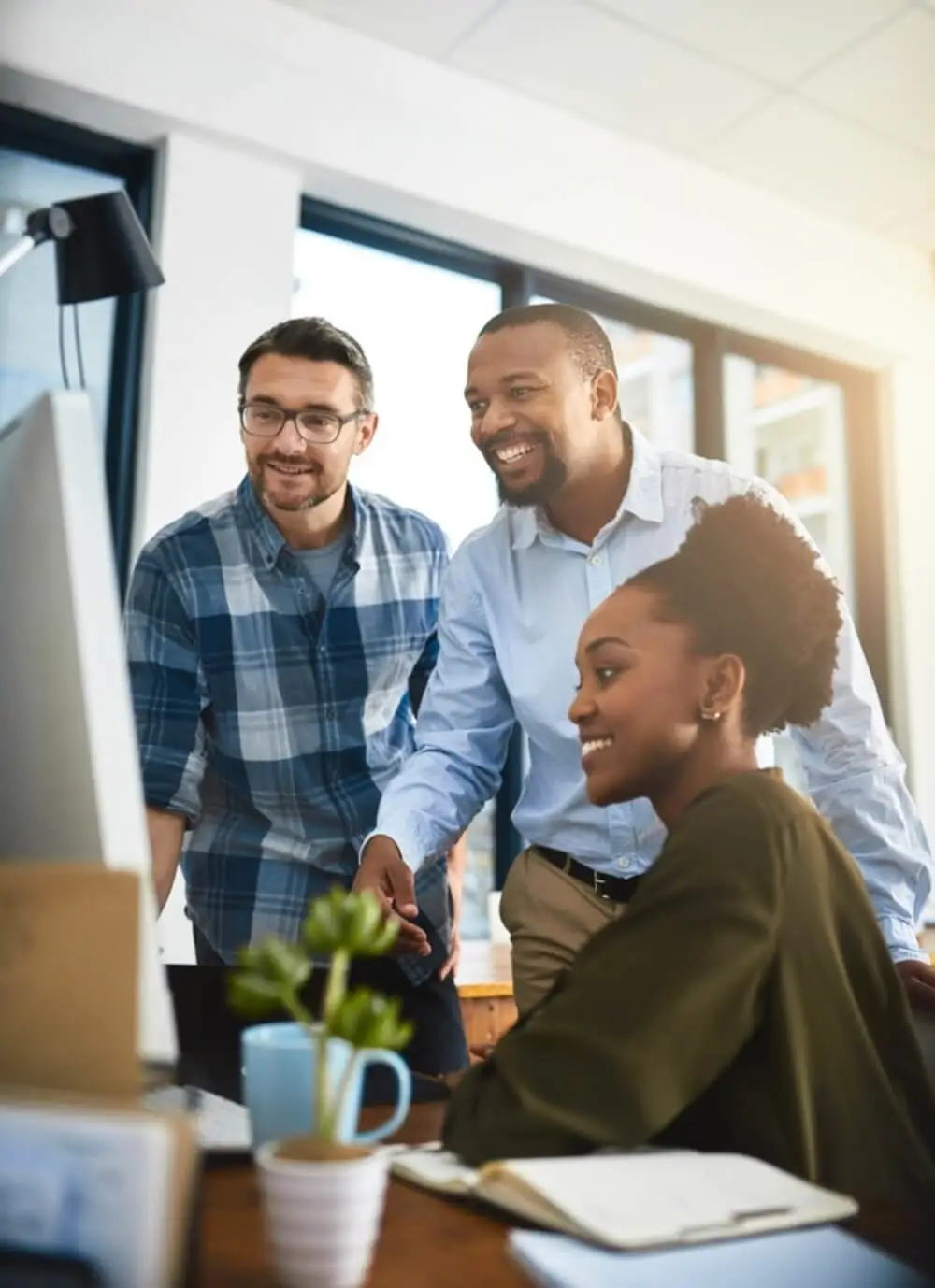 Colaboradores discutindo ideias em um ambiente de trabalho moderno.